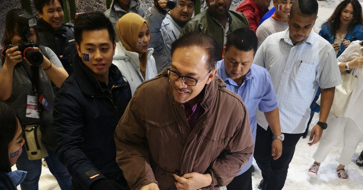 Dato’ Seri Anwar Ibrahim Place Malaysian Flag on Snow Hill