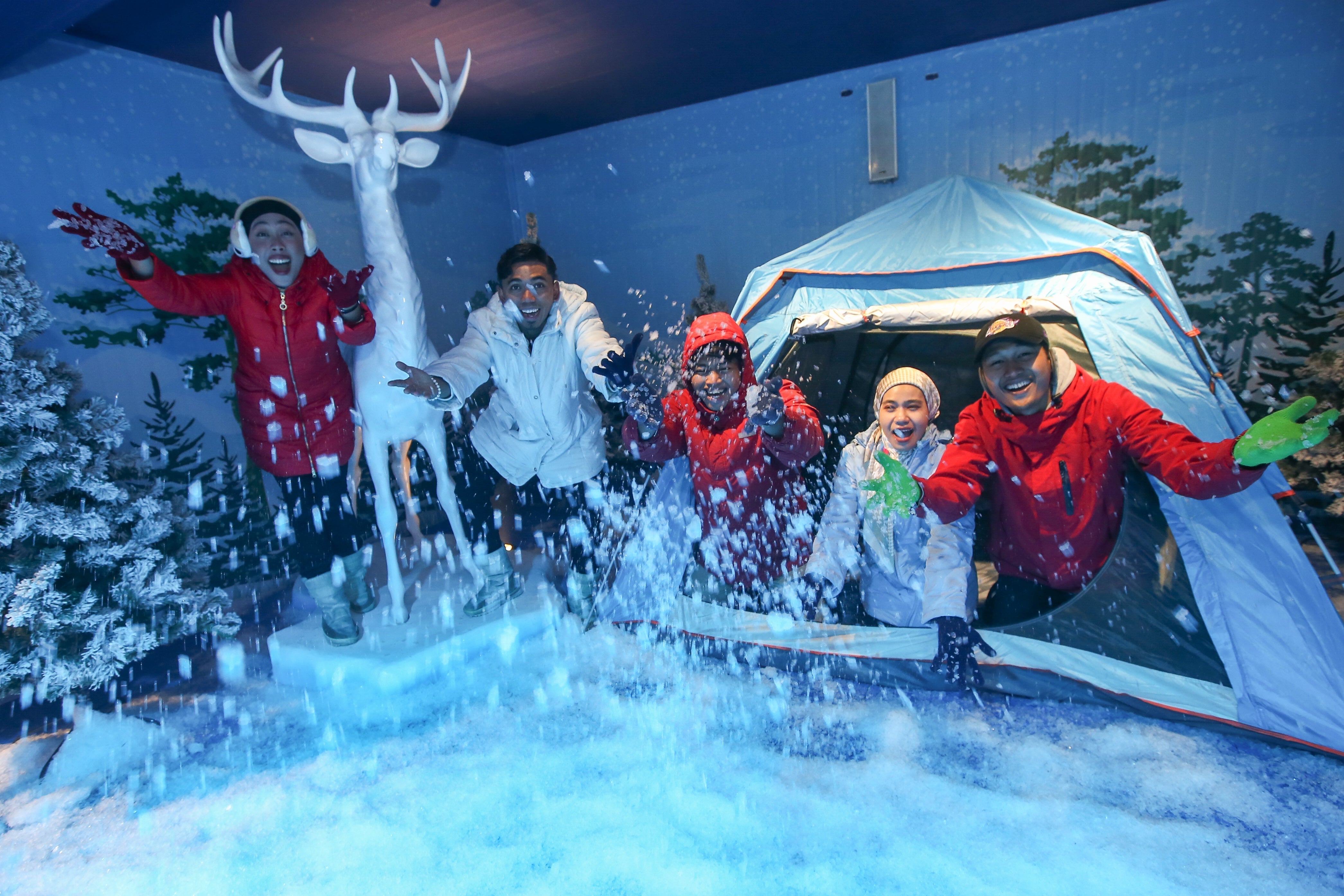SnoWalk i-City: Malaysia’s Indoor Snow Experience!