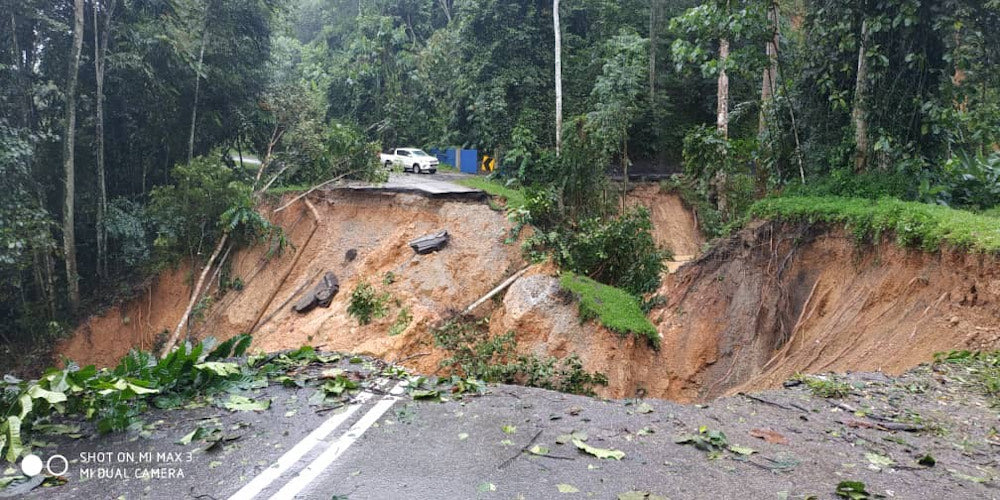 Extreme Flood In Pahang Has Caused Serious Road Damage